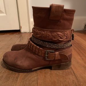 Brown ankle boots with wraps